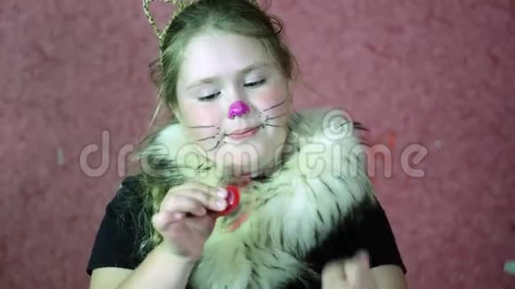 小女孩穿着猫戏服玩着4K旋转视频的预览图