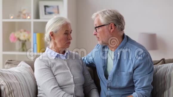 伤心的老夫妇在家拥抱视频的预览图