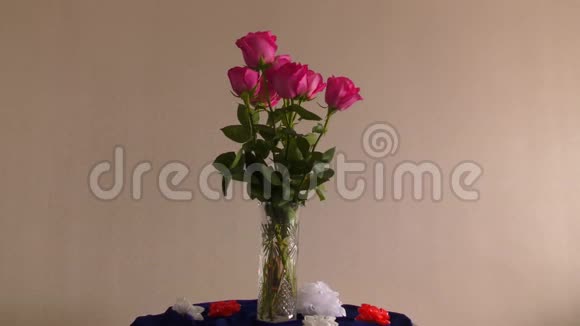 有玫瑰的静物视频的预览图