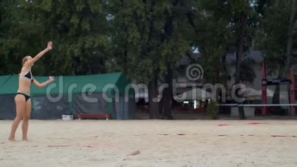 户外排球四名女子在沙滩上打排球4k视频的预览图