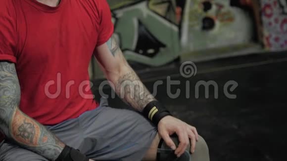 穿着红色t恤十字合身的肌肉长胡子男运动员画像视频的预览图