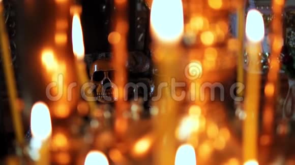 在焦点的背景上在前景中燃烧蜡烛视频的预览图