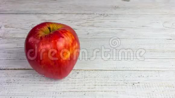 停止缠绕在红苹果上的测量带的运动健康生活方式饮食概念时间表视频的预览图