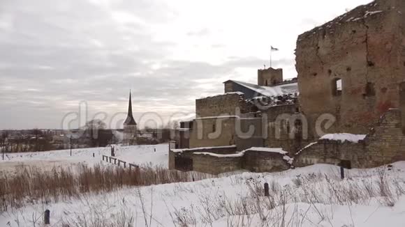 在利沃尼亚骑士团中世纪城堡废墟上进行的阴郁的日子拉克维尔爱沙尼亚视频的预览图
