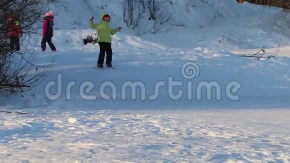 女滑雪者从山上滑下来在冬天落下两个面目全非的孩子在山上视频的预览图