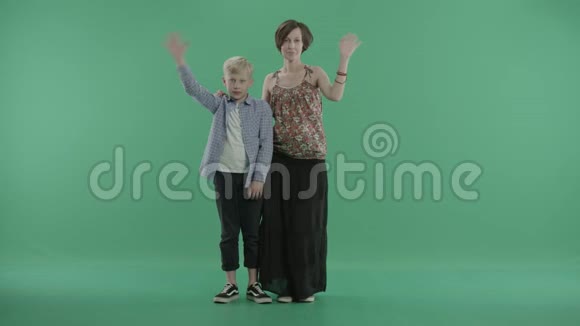怀孕的母亲和她的儿子对着镜头挥手视频的预览图