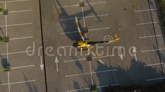 私人黄色直升机起飞视频的预览图