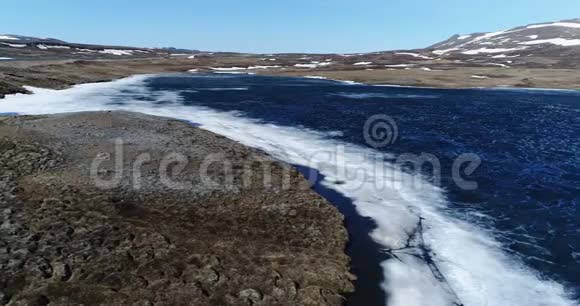 飞越冰岛东北部一个孤立的小湖视频的预览图