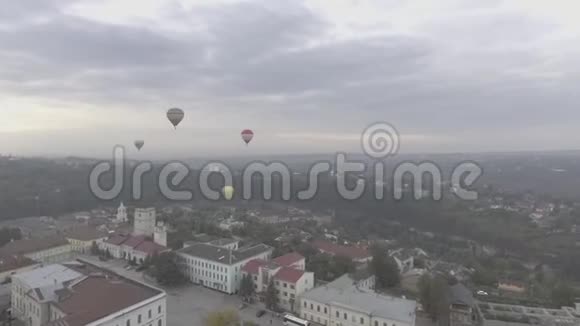 视频镜头与气球上升与游客有一个良好的视野城市视频的预览图