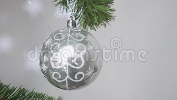 用圣诞银球装饰圣诞树3840x2160视频的预览图