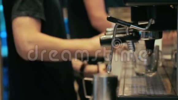 咖啡师在繁忙的咖啡店用咖啡机煮咖啡视频的预览图