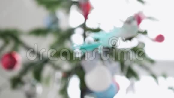 用漂亮的玩具装饰圣诞树如球鸟珠慢动作3840x2160视频的预览图