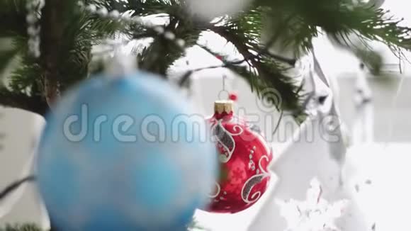 靠近圣诞树装饰着美丽的玩具如球鸟珠子在窗口慢动作3840x2160视频的预览图