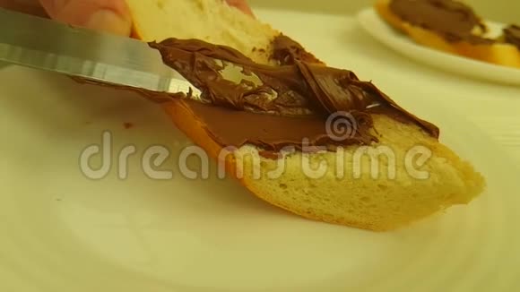 手涂小坚果榛子厨房烹饪面包上的巧克力准备营养视频的预览图
