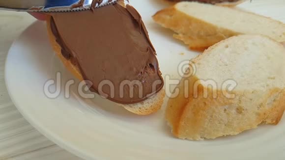 小榛子手涂小坚果厨房特写巧克力面包准备营养视频的预览图