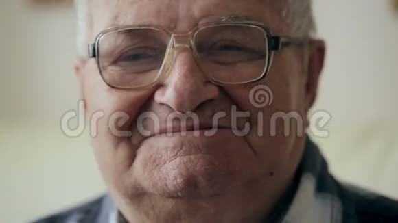 老人的肖像爷爷戴着眼镜看着相机微笑着视频的预览图
