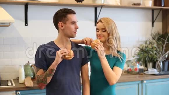 男人和女人吃汉堡包视频的预览图