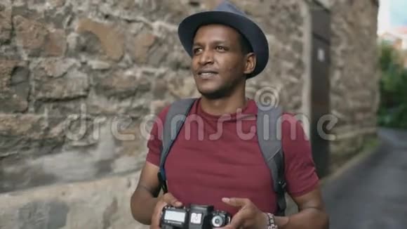 非洲快乐游客在他的dslr相机上拍照欧洲旅行的年轻人视频的预览图