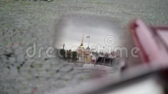 后视镜中的城市景观视频的预览图