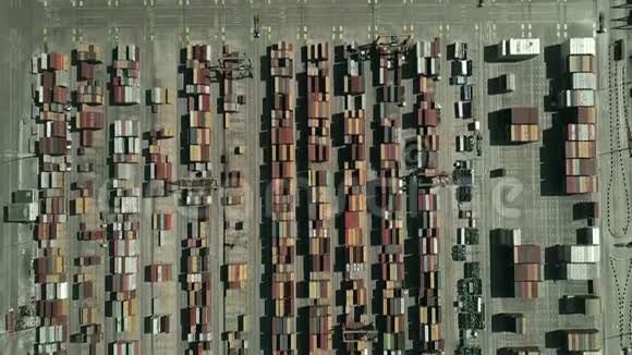 繁忙港口集装箱码头的空中自顶向下视图视频的预览图
