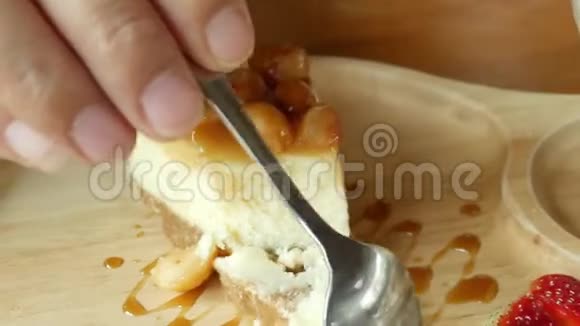 木盘上的澳洲坚果饼视频的预览图