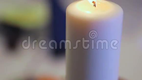 仪式期间在教堂点燃蜡烛视频的预览图