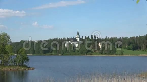 帕皮兰拉蒂湖全景在阳光明媚的六月天俯瞰鲁科拉蒂市的古老教堂芬兰视频的预览图