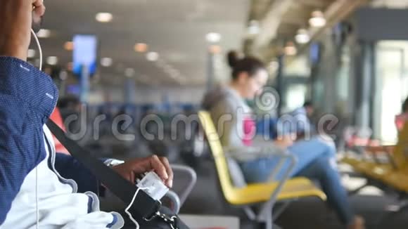 无法辨认的印度男子在机场候机室打电话一个人在候机室打电话视频的预览图