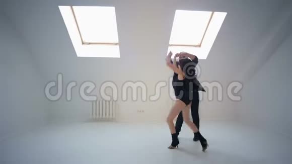 灵活的舞者在明亮的房间里跳舞房间里有小窗户视频的预览图