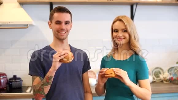 男人和女人吃汉堡包视频的预览图