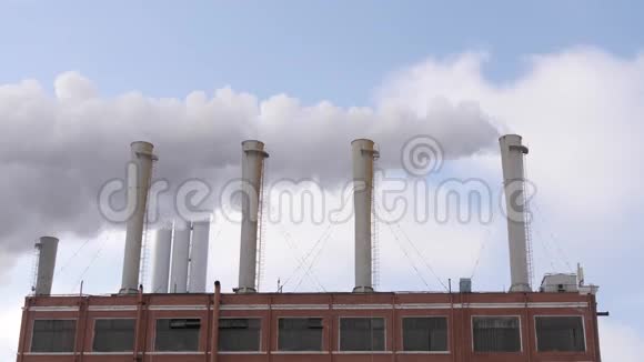 工业场地背景上有蓝天烟管视频的预览图