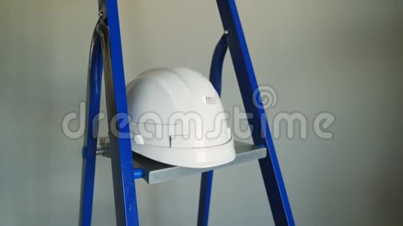 施工现场白色头盔和蓝色金属梯子视频的预览图