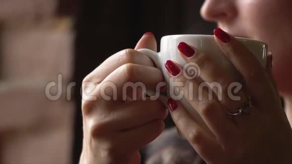 他的女人在午休时端着一杯茶视频的预览图