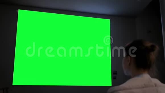 女人看着大空白绿色屏幕色度关键概念视频的预览图