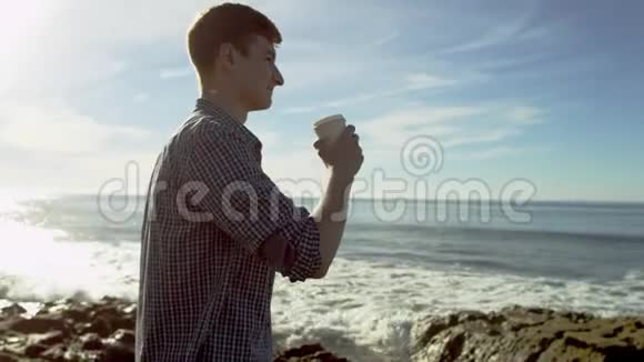 海滨是咖啡和思考的绝佳场所视频的预览图