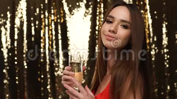 派对女人有乐趣喝香槟和跳舞视频的预览图