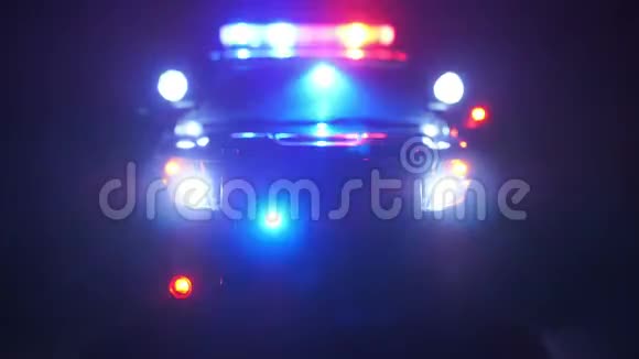 警察巡逻车在紧急光学镜头离焦现场视频的预览图