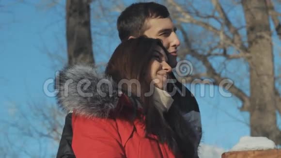 情侣在公园里拥抱视频的预览图