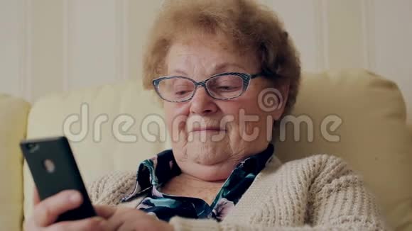 老女人用新智能手机视频的预览图