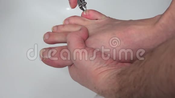 双手用长指甲在腿上用切割工具修脚视频的预览图
