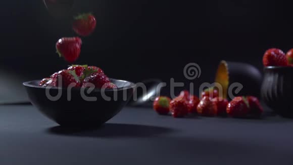 草莓掉进黑碗里视频的预览图