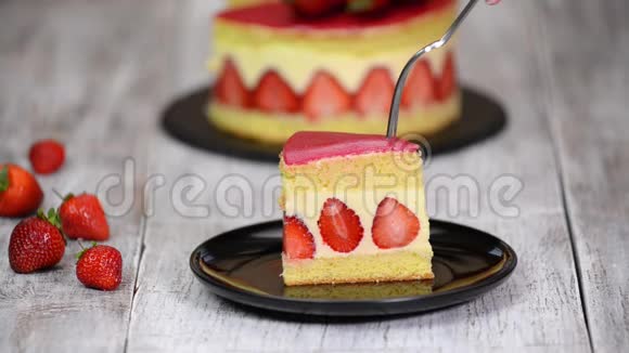 一块草莓蛋糕草莓蛋糕香草奶油视频的预览图