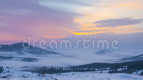 冬天山脉的雾晨视频的预览图