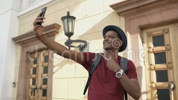 混合种族快乐旅游男子自拍照片他的智能手机相机站在欧洲著名建筑附近视频的预览图