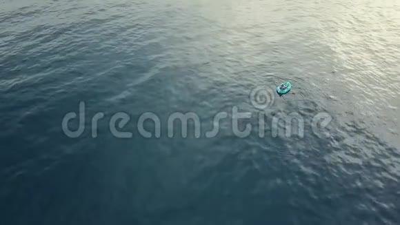 一个渔夫在蓝色的海水中划桨视频的预览图