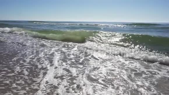 波浪缓慢地向海岸滚动视频的预览图