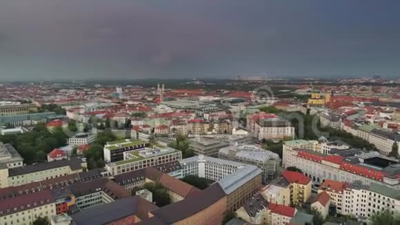 慕尼黑在一个城市的晚上飞行可以看到房子和城市的屋顶视频的预览图