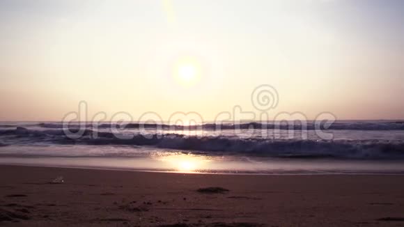 腿射击夫妇在印度钦奈码头海滩的傍晚海滩散步视频的预览图
