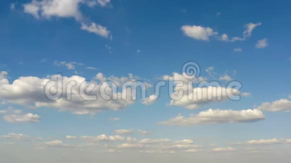 蓝天上飘着美丽的白云视频的预览图