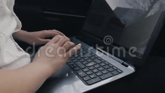 年轻商人在车里的笔记本电脑上工作视频的预览图
